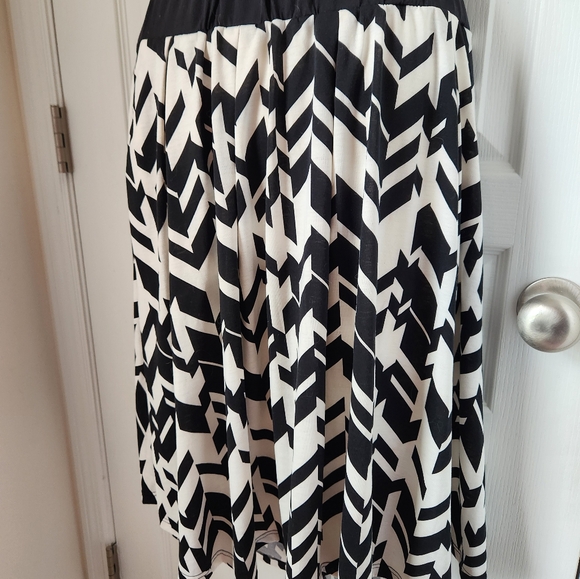 EUC LuLaRoe Chevron Madison Skirt - Picture 2 of 5